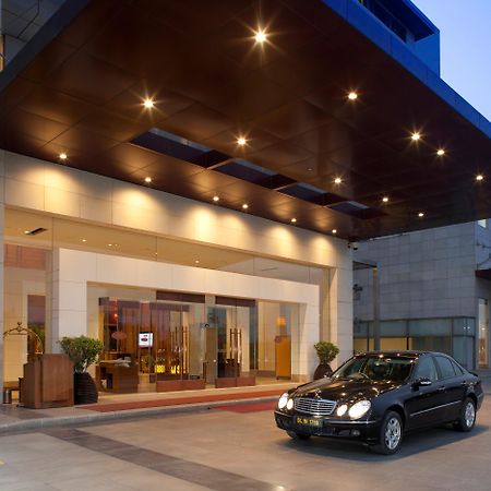 Hotel Crowne Plaza New Delhi Okhla By Ihg Esterno foto The entrance of the hotel