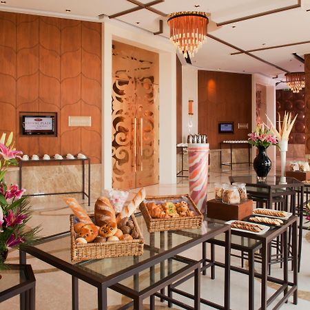 Hotel Crowne Plaza New Delhi Okhla By Ihg Interno foto The Club Lounge at the Taj Mahal Palace, Mumbai