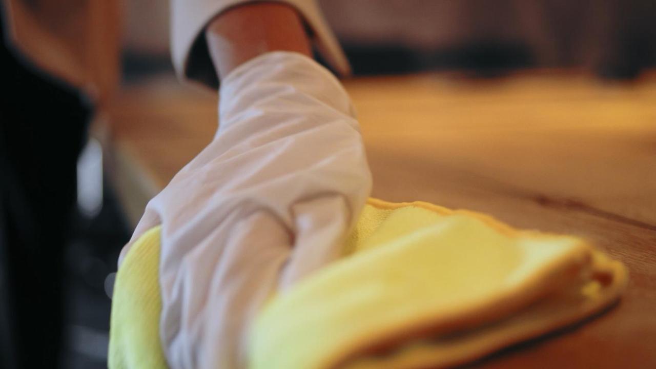 Hotel Crowne Plaza New Delhi Okhla By Ihg Esterno foto A person receiving a shiatsu massage
