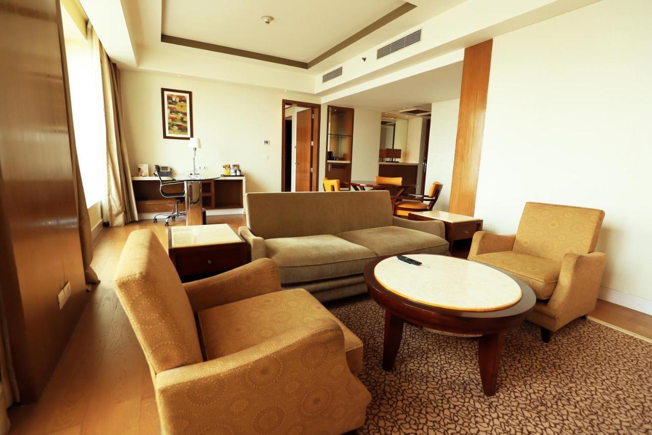 Hotel Crowne Plaza New Delhi Okhla By Ihg Esterno foto A suite at the hotel
