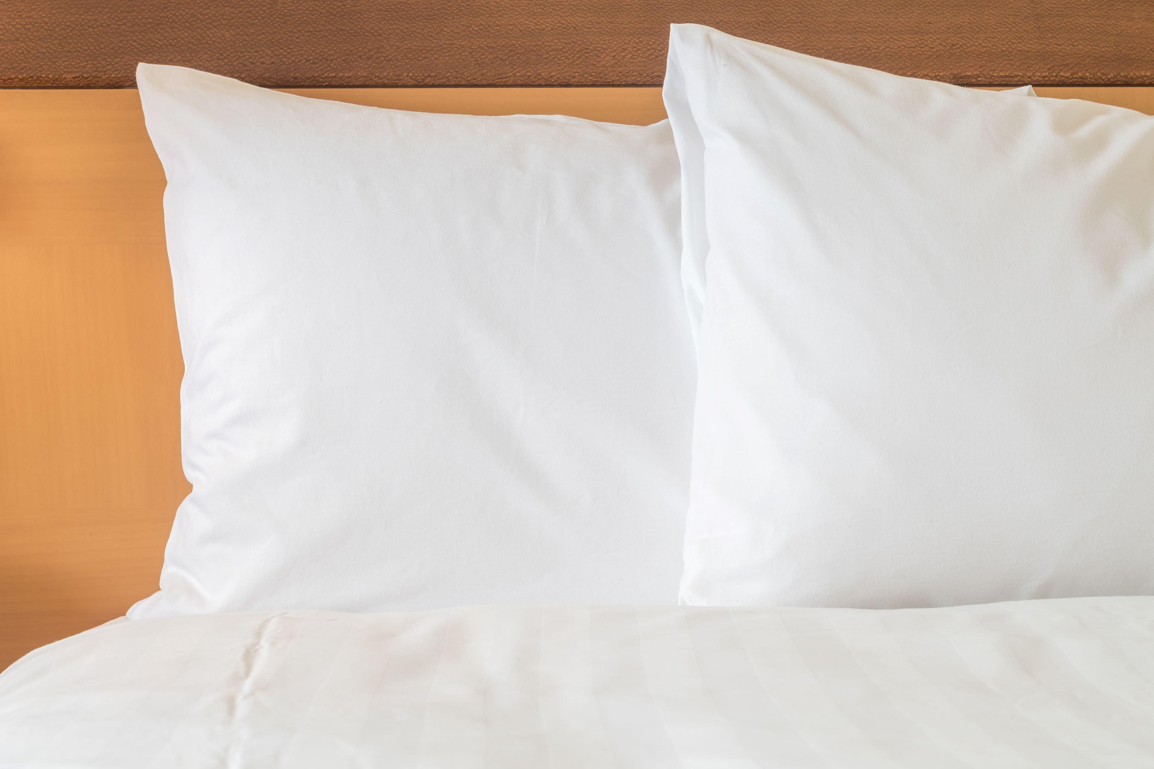 Hotel Crowne Plaza New Delhi Okhla By Ihg Esterno foto Two pillows on a bed