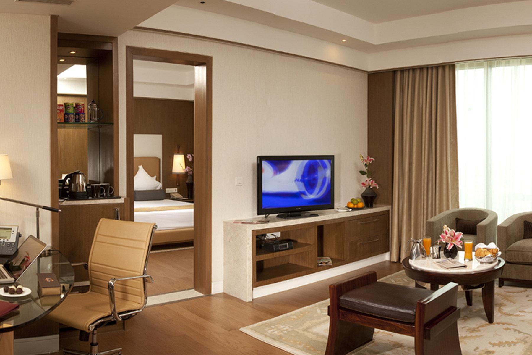 Hotel Crowne Plaza New Delhi Okhla By Ihg Esterno foto A suite at the hotel
