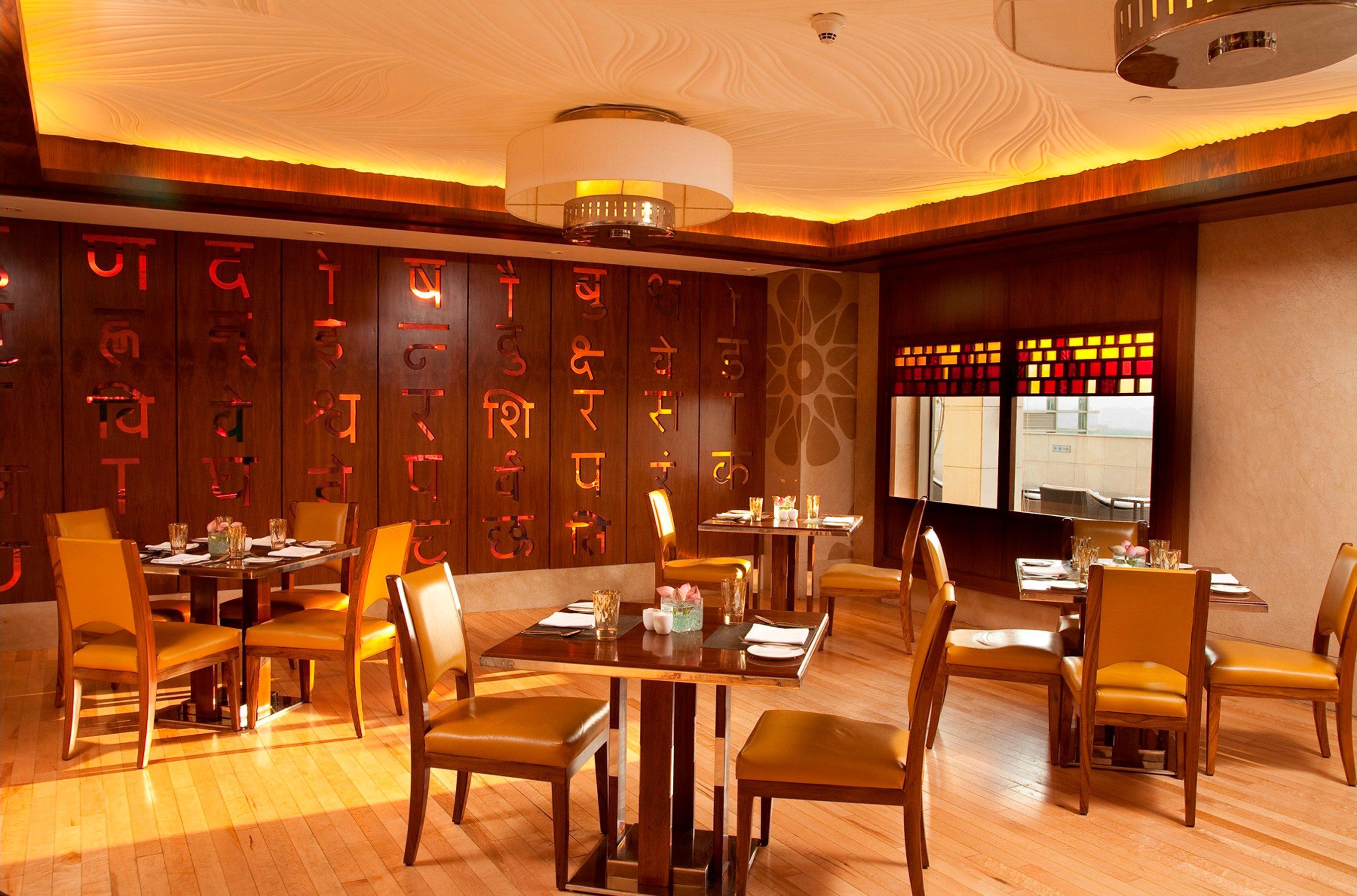 Hotel Crowne Plaza New Delhi Okhla By Ihg Ristorante foto The interior of the restaurant