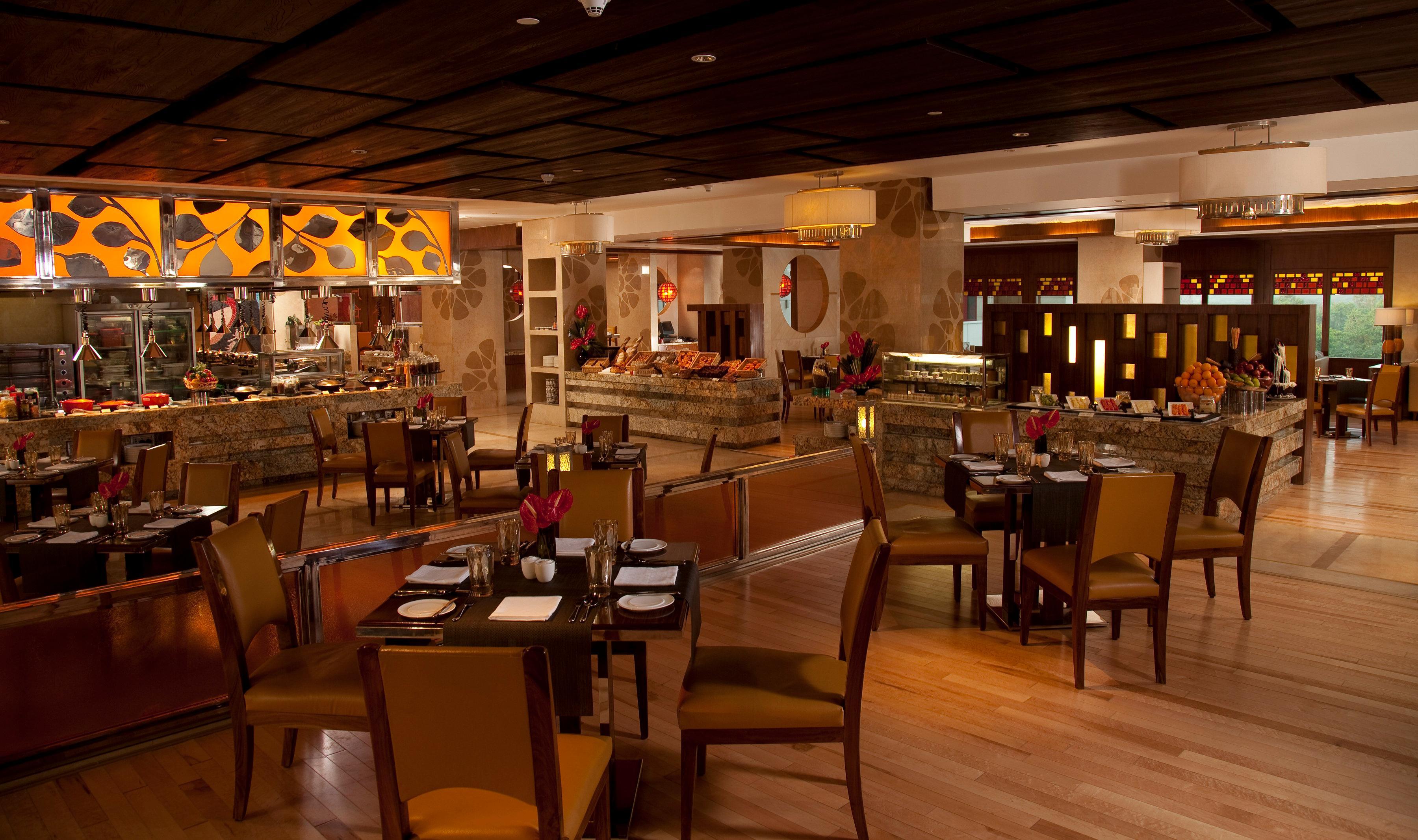 Hotel Crowne Plaza New Delhi Okhla By Ihg Esterno foto The restaurant