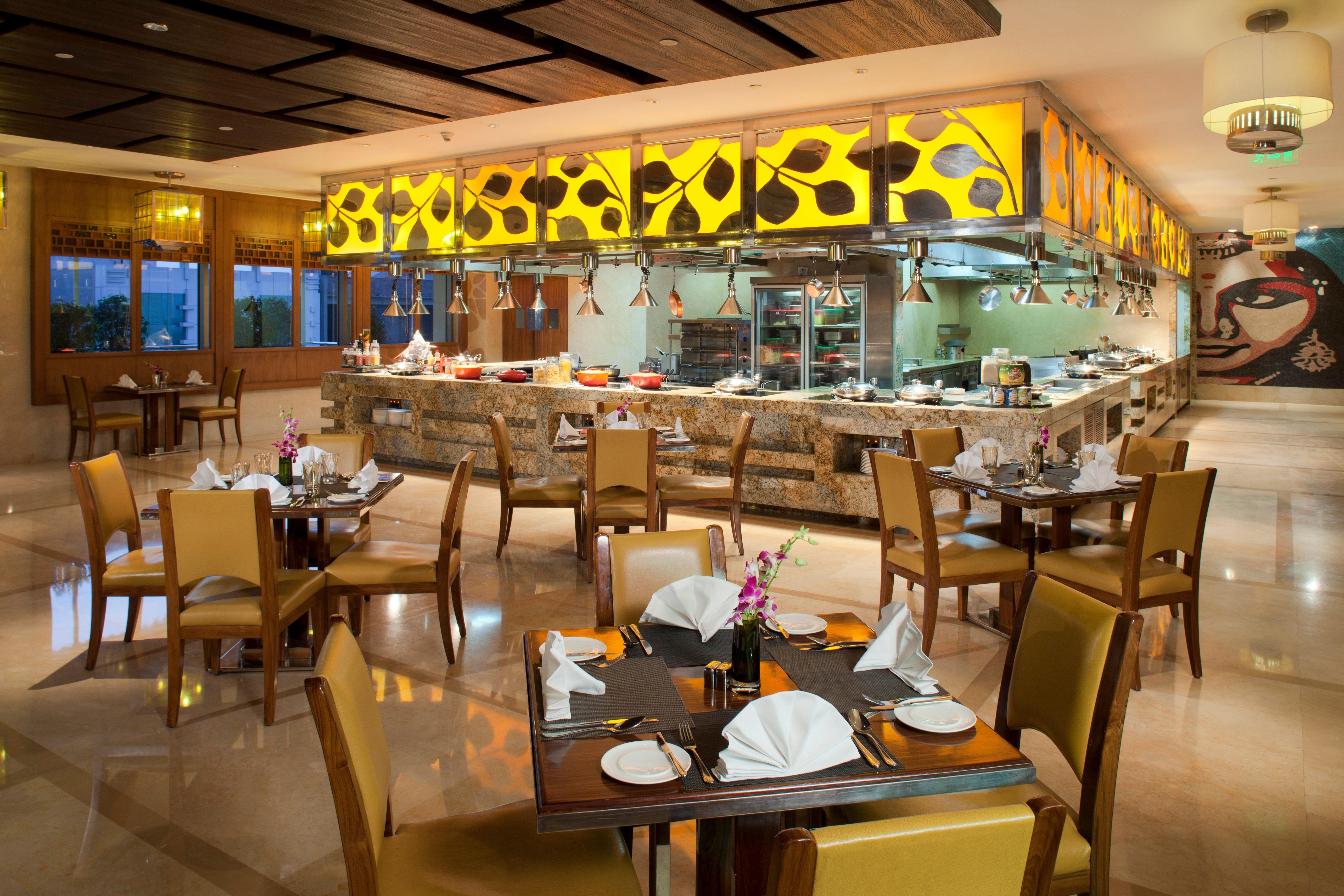 Hotel Crowne Plaza New Delhi Okhla By Ihg Esterno foto The restaurant