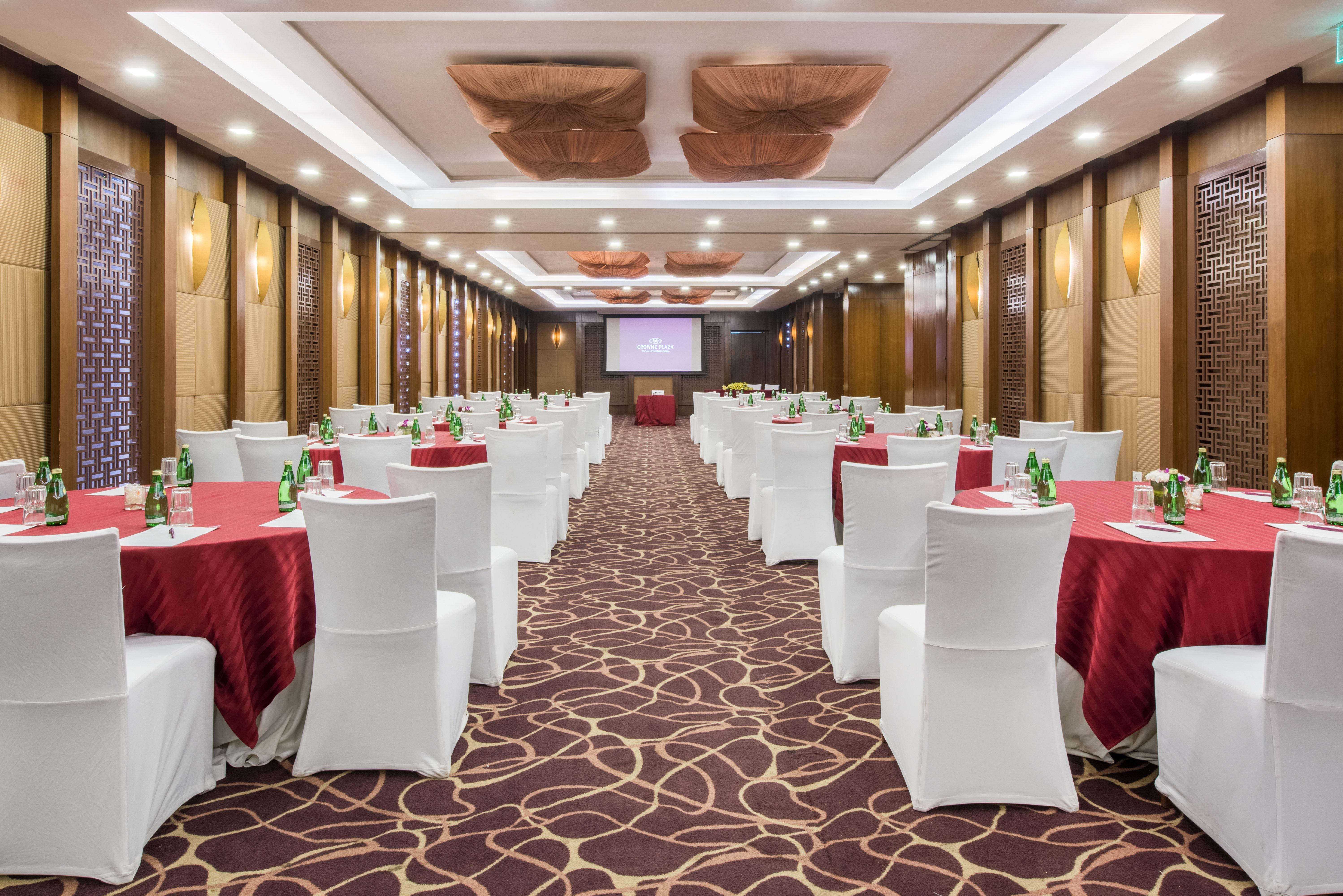 Hotel Crowne Plaza New Delhi Okhla By Ihg Esterno foto Meeting room
