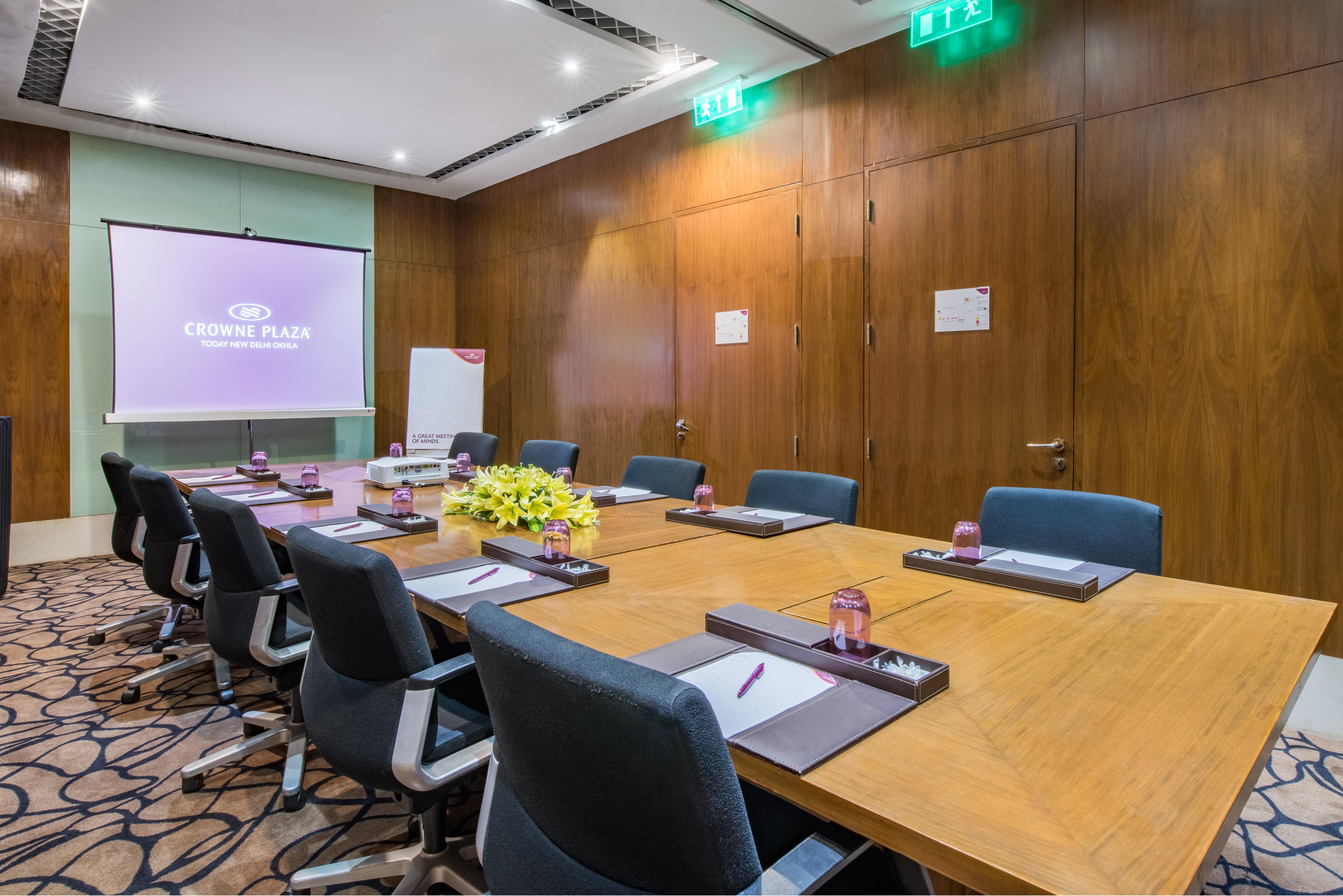 Hotel Crowne Plaza New Delhi Okhla By Ihg Esterno foto Meeting room