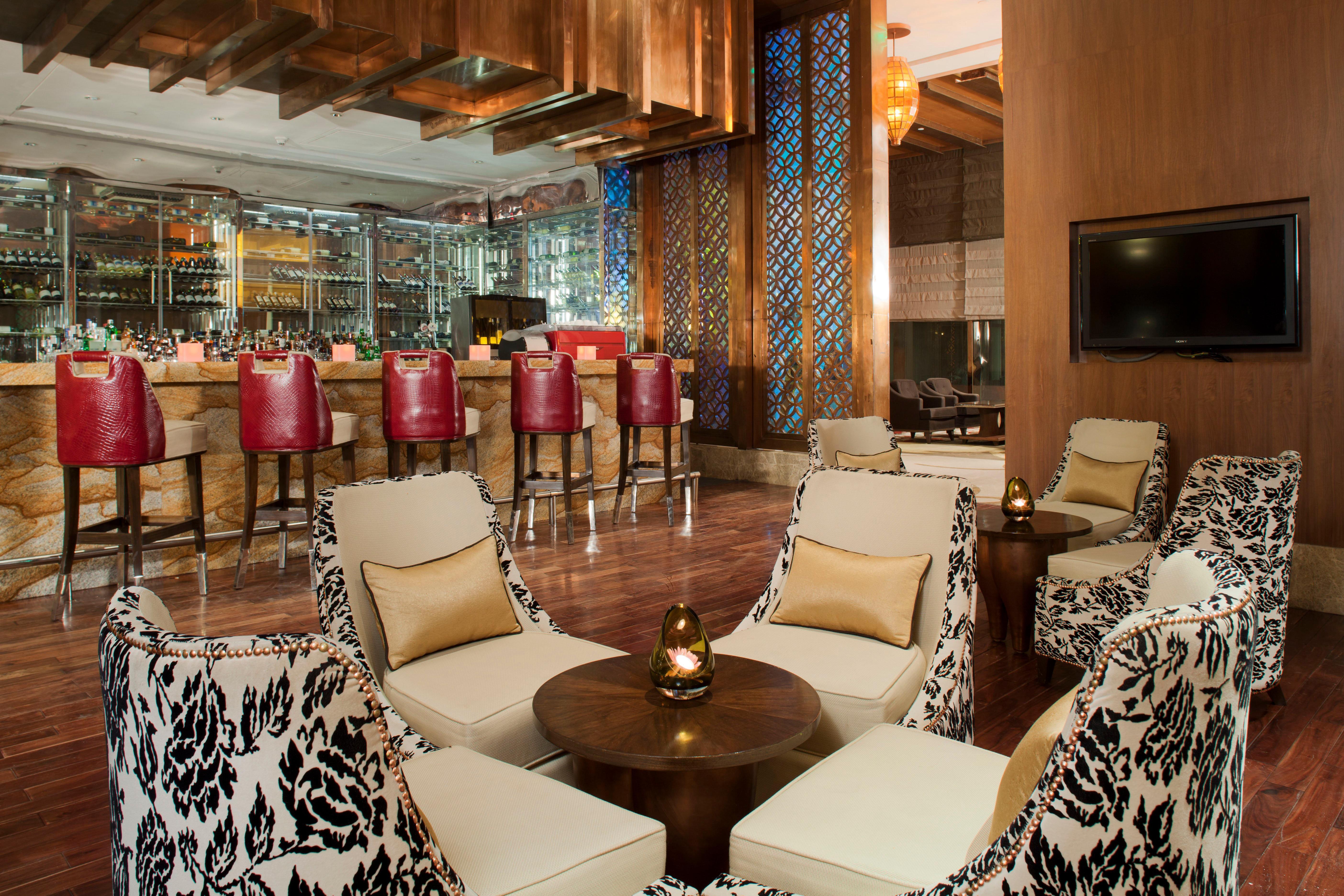 Hotel Crowne Plaza New Delhi Okhla By Ihg Ristorante foto The bar at the hotel