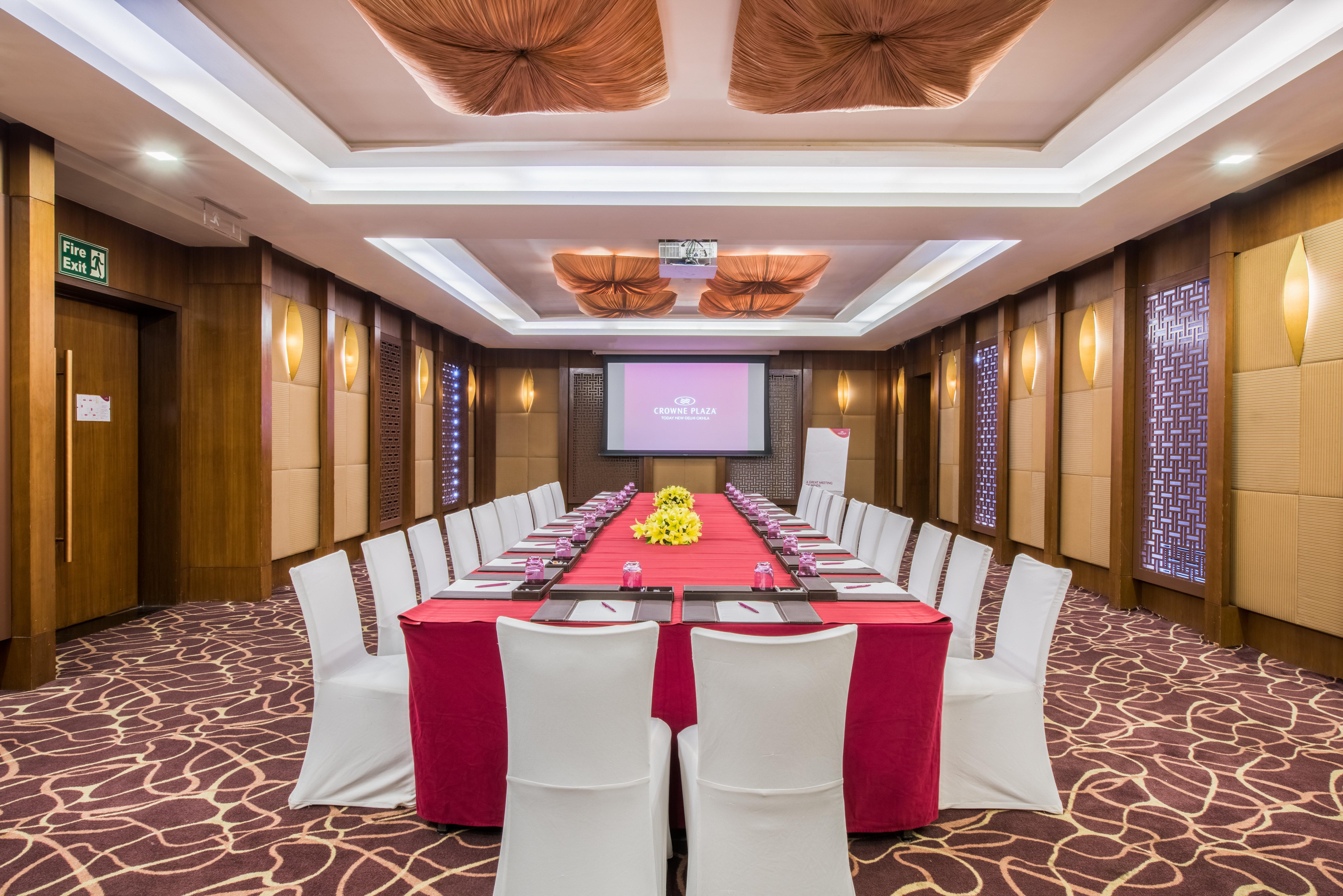 Hotel Crowne Plaza New Delhi Okhla By Ihg Esterno foto Meeting room