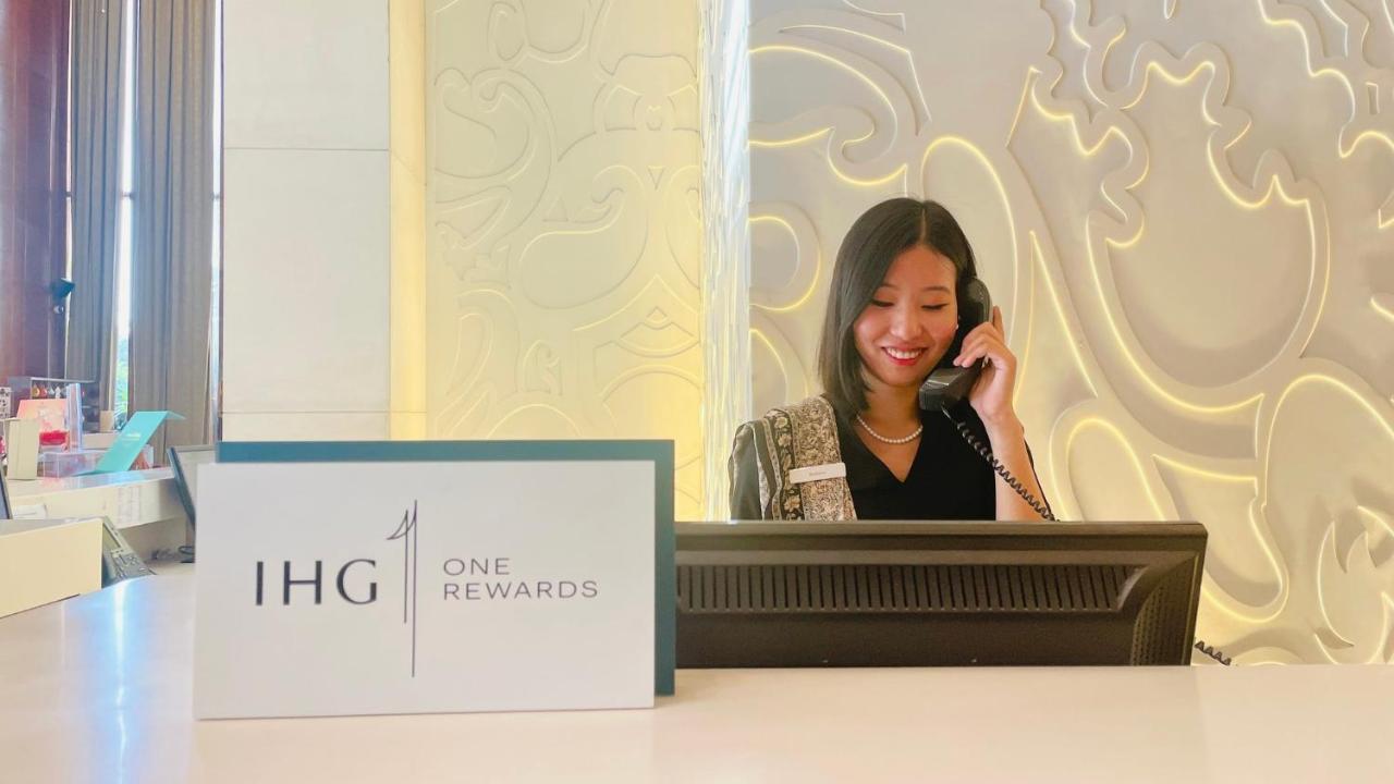 Hotel Crowne Plaza New Delhi Okhla By Ihg Esterno foto A hotel receptionist at work