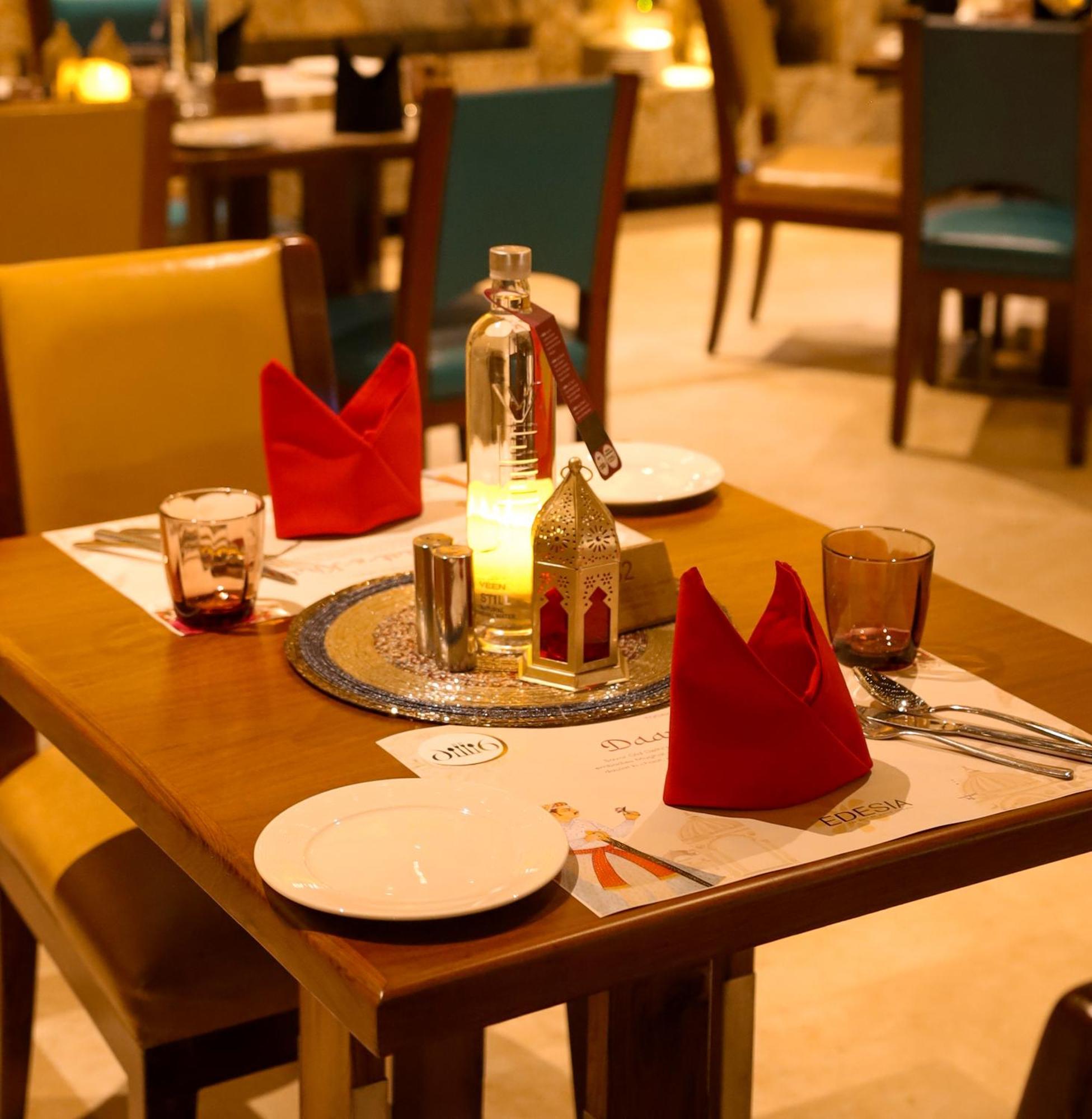 Hotel Crowne Plaza New Delhi Okhla By Ihg Esterno foto A table set for dinner