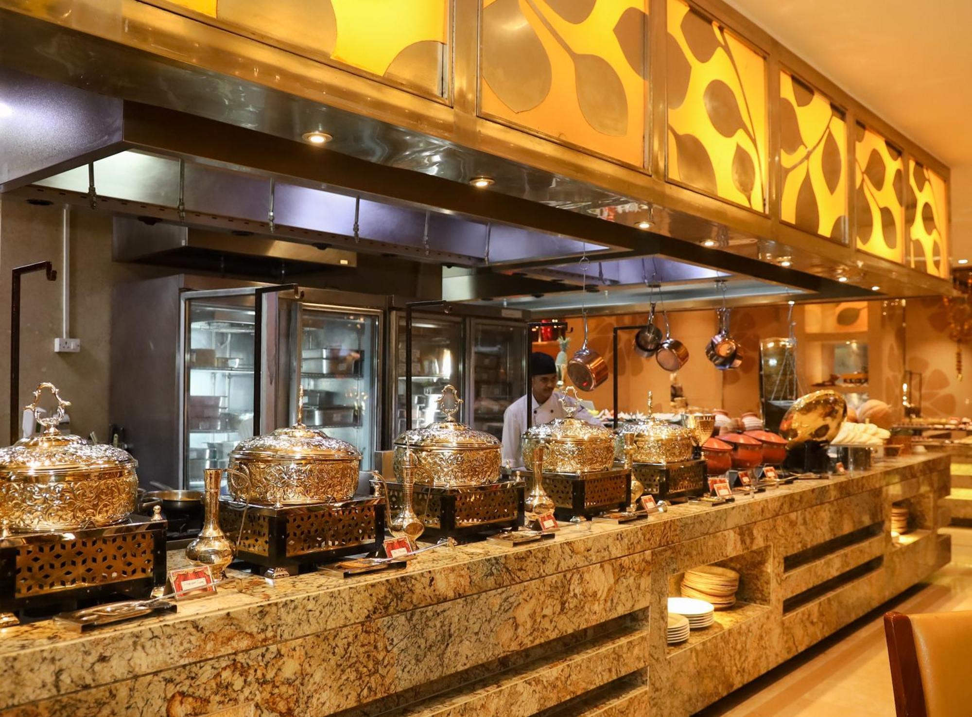 Hotel Crowne Plaza New Delhi Okhla By Ihg Esterno foto A buffet at a hotel
