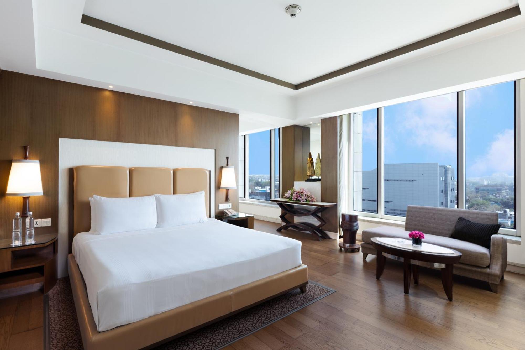 Hotel Crowne Plaza New Delhi Okhla By Ihg Esterno foto Suite at the Westin Hyderabad