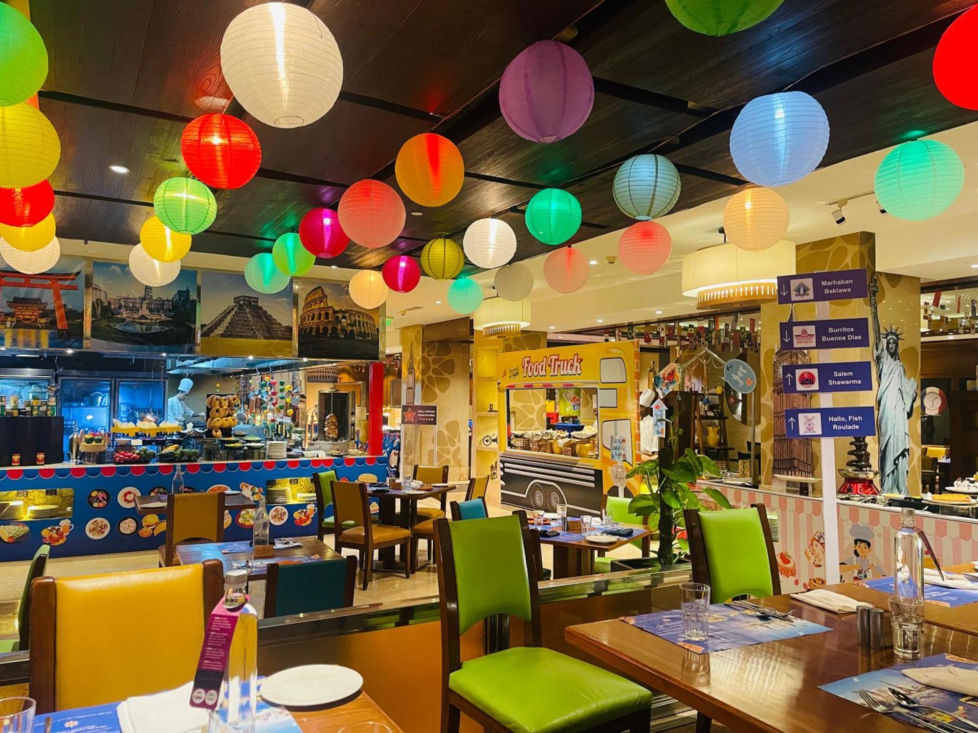 Hotel Crowne Plaza New Delhi Okhla By Ihg Esterno foto The interior of the restaurant