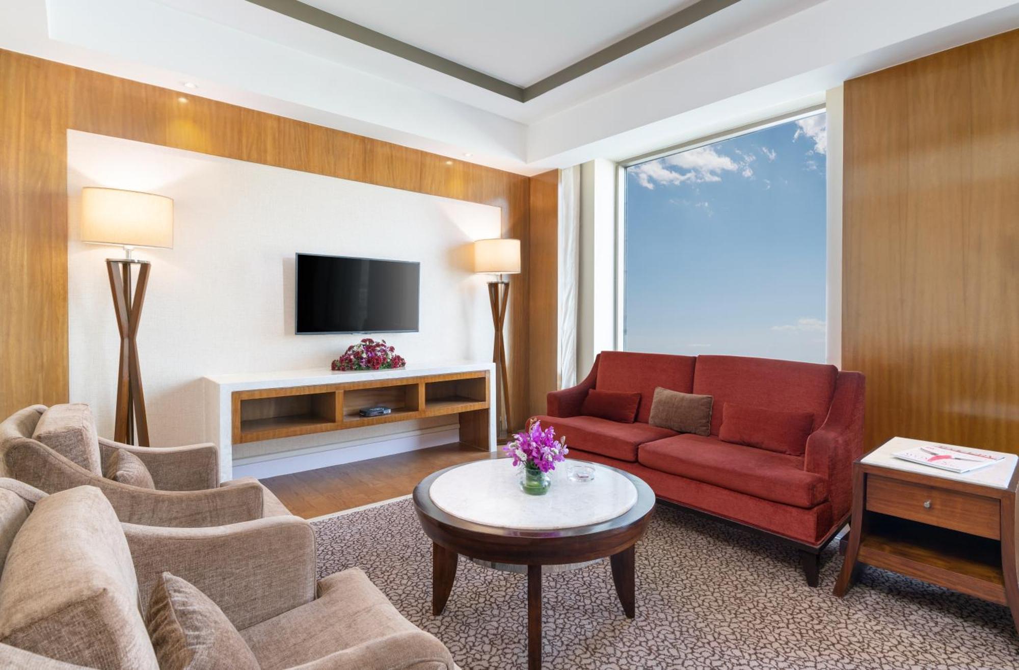 Hotel Crowne Plaza New Delhi Okhla By Ihg Esterno foto Living room of a suite