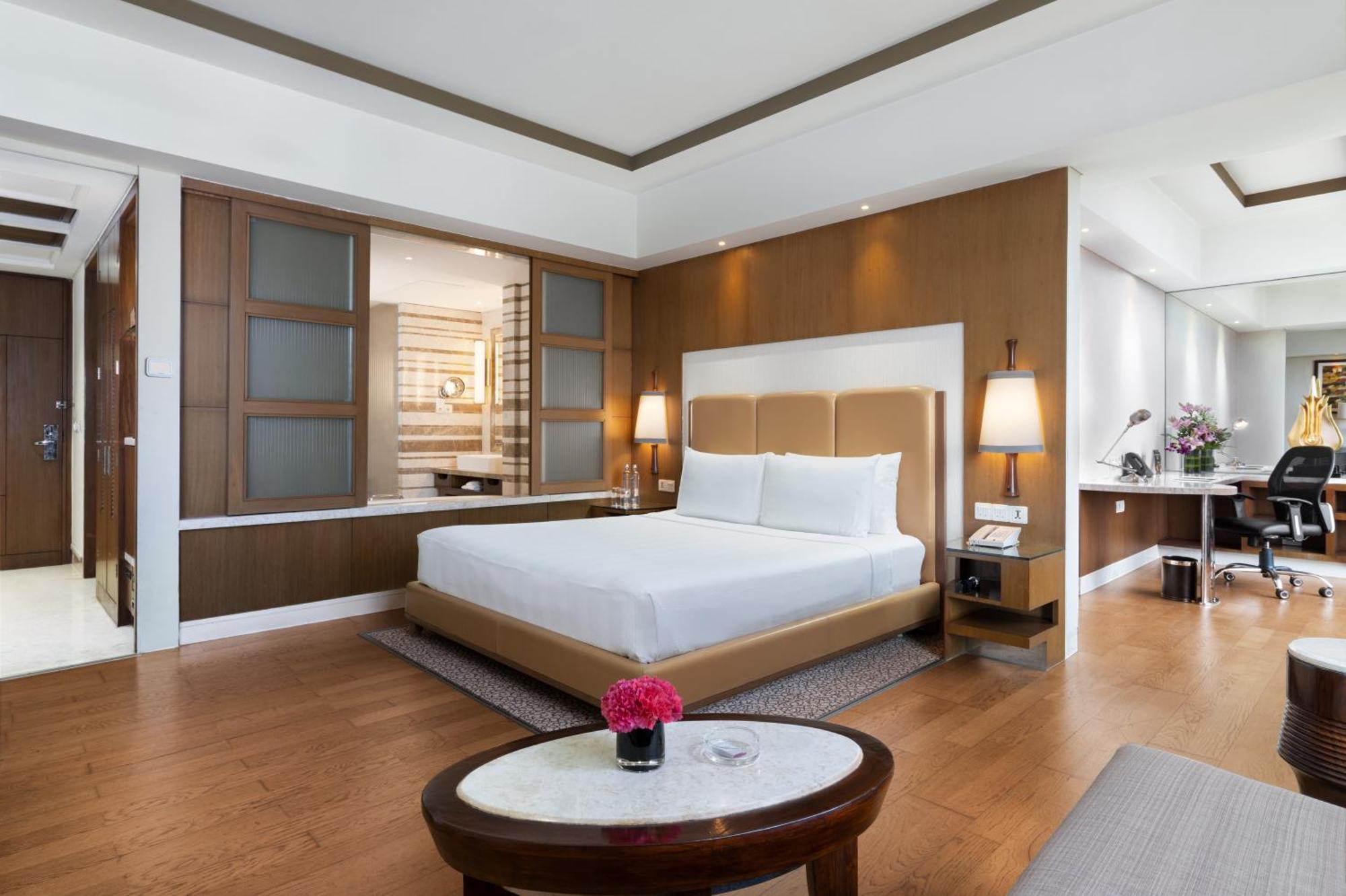 Hotel Crowne Plaza New Delhi Okhla By Ihg Esterno foto A bedroom at the hotel